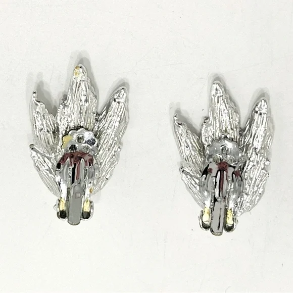 3/$18 Vintage Silver & White Leaves Clip-on Earrings Feathers Wings Leaf - Picture 2 of 3